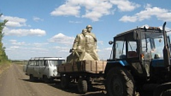 Скульптор из Репьевки обновил памятник солдатам в белгородском селе