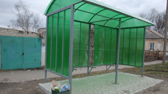 В Острогожске хулиганы портят новые остановочные павильоны