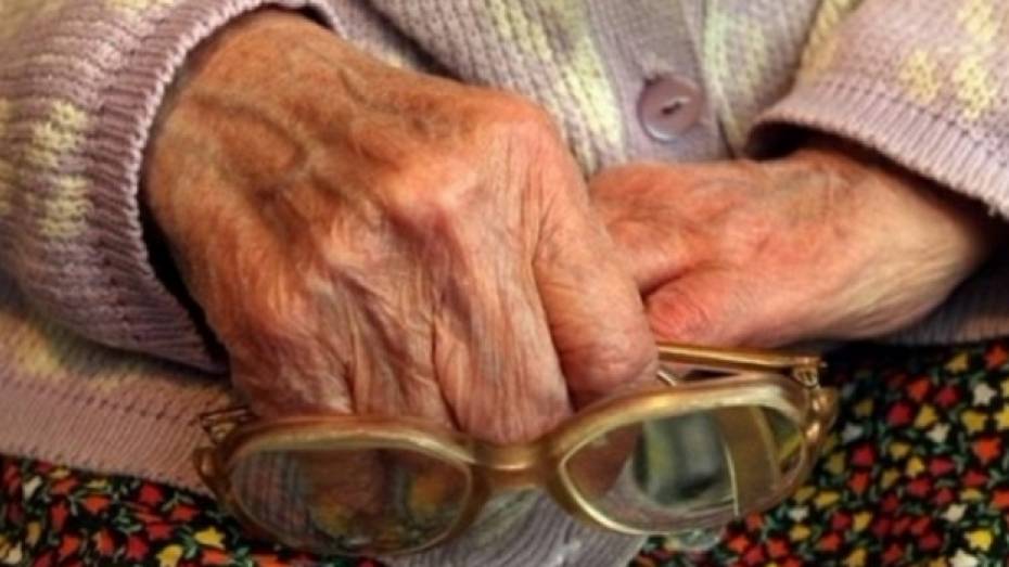 89-летняя жительница Петропавловского района купила у мошенницы комплект постельного белья за 12 тысяч рублей