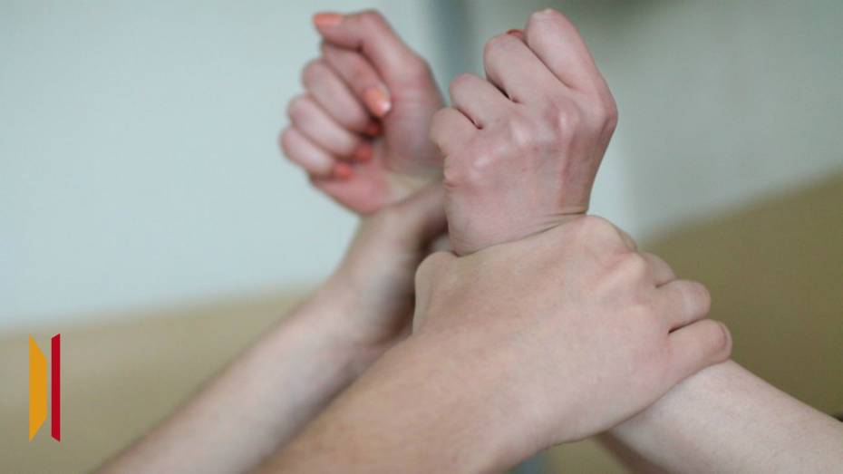 В одной из школ Воронежской области мать 7-классницы набросилась на учительницу