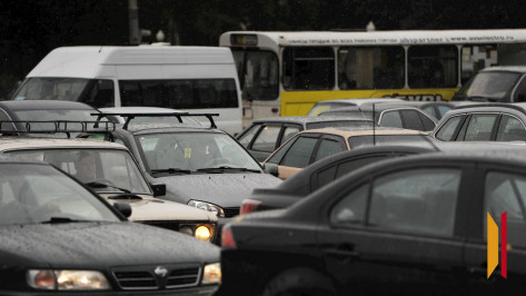 Воронежцам объяснили причину пробки на улице 9 Января утром 29 сентября