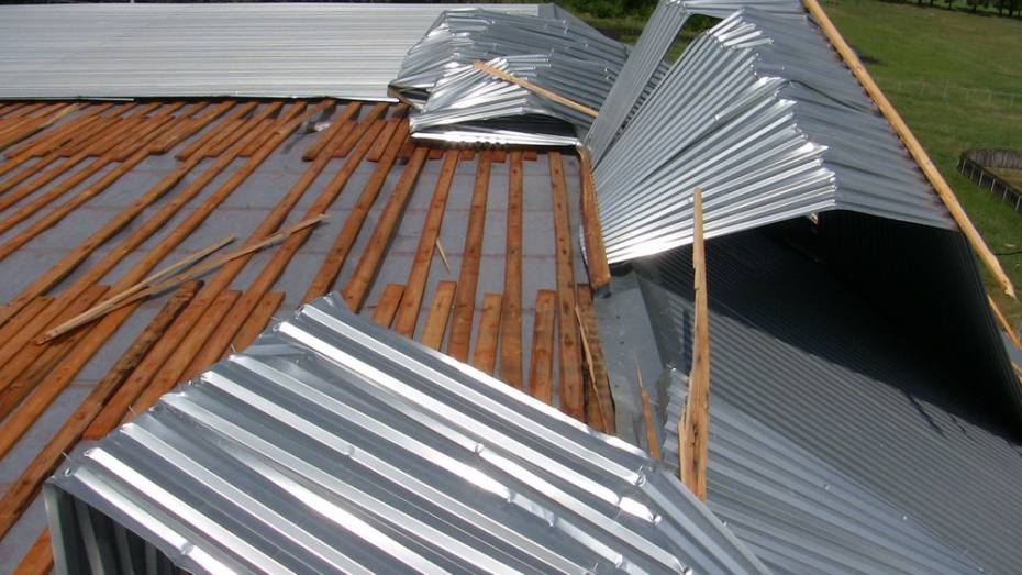 В таловском поселке Абрамовка сильный ветер повредил крышу школы