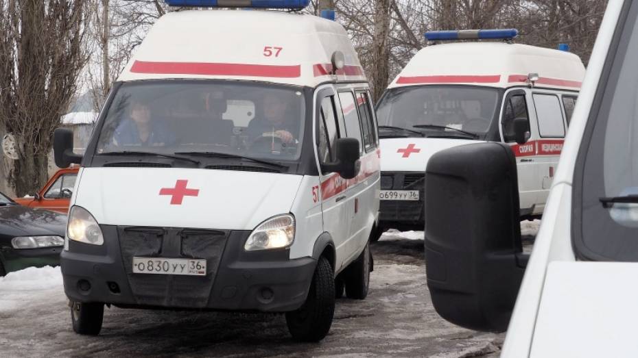 В Воронеже 2 человека пострадали в ДТП с машиной скорой помощи и внедорожником