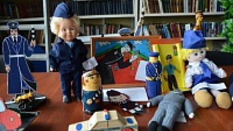 Дети изобразили воронежских полицейских в виде матрешки, пупса и бумажной куклы Маши
