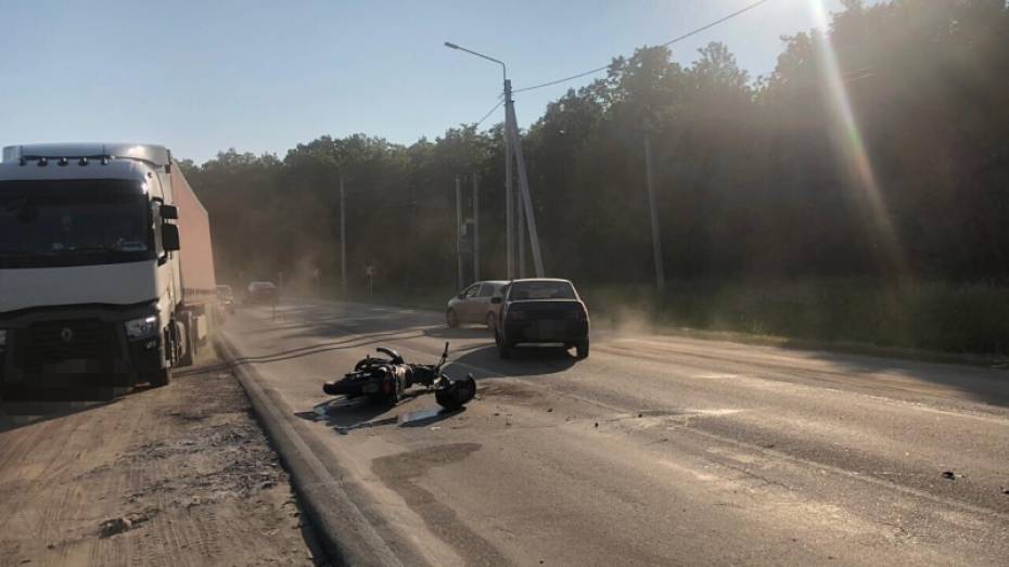 Под Воронежем в ДТП пострадали мотоциклист и его пассажир