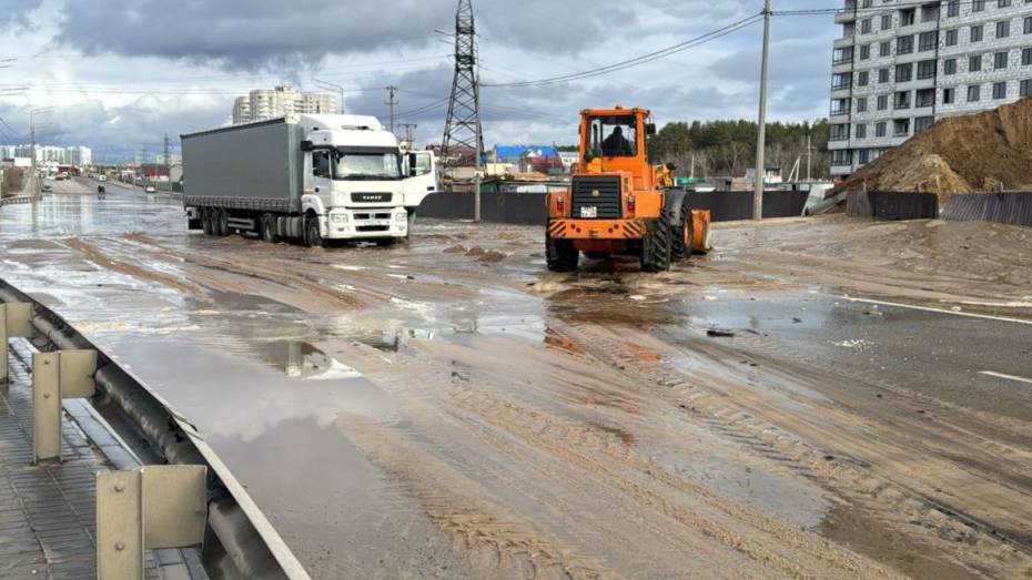 В Воронеже улицу Антонова-Овсеенко перекрыли из-за коммунальной аварии