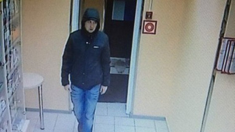 В Воронеже полицейские попросили помощи в розыске грабителя аптеки