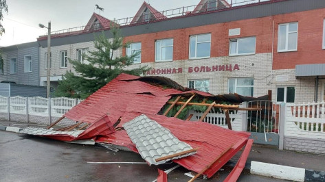 Ураганный ветер сорвал кровлю со здания больницы в Воронежской области