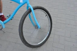 Школьник на велосипеде попал под колеса кроссовера во дворе дома в центре Воронежа