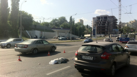 За рулем иномарки, насмерть сбившей девушку у Чернавского моста в Воронеже, была женщина
