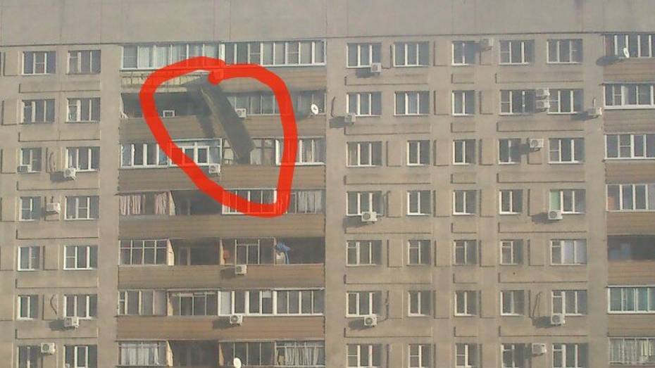 В Воронеже от балкона многоэтажки на улице Плехановская оторвался лист металла