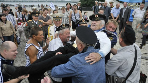 Губернатор и спикер облдумы поздравили воронежцев с Днем ВМФ