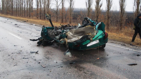 В Воронежской области Mazda врезалась в «КАМАЗ»: водитель иномарки погиб
