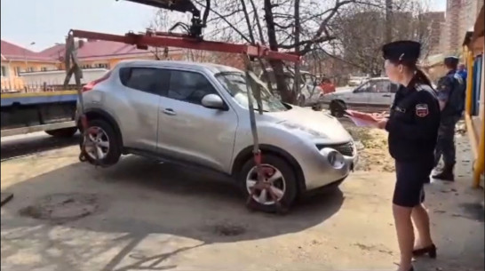 Конфискацию машины у жительницы Воронежа за долг в 850 тыс рублей сняли на видео