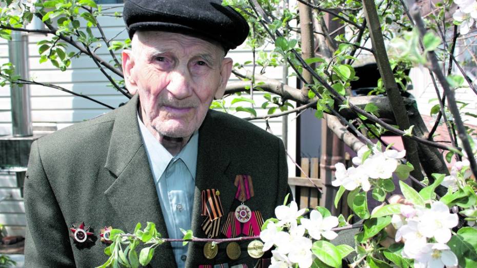 Ольховатский ветеран отметил 100-летие в своем саду «Победы»