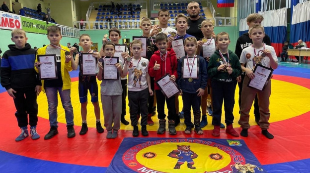 Лискинцы взяли 7 золотых медалей на межрегиональном турнире по вольной борьбе