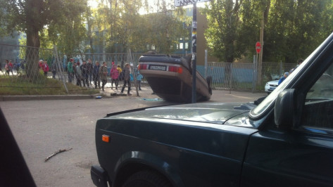 В Воронеже Audi врезалась в забор школы 