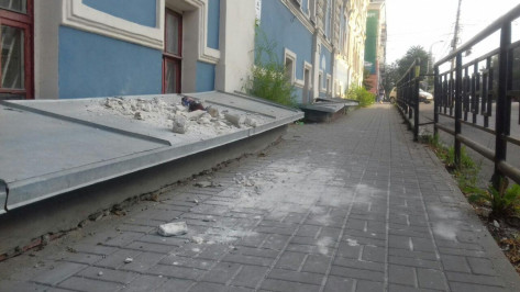 В центре Воронежа с фасада памятника осыпалась лепнина