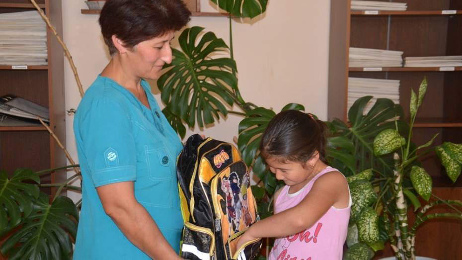 В Поворинском районе 38 детей получили школьные портфели с канцтоварами