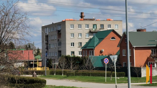 В Острогожске Воронежской области из окна многоквартирного дома выпал 4-летний ребенок