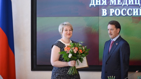 Глава региона и председатель облдумы поздравили воронежцев с Днем медработника