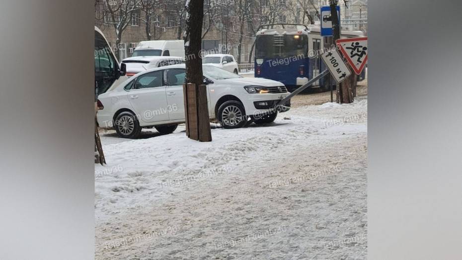 В центре Воронежа машина повисла на дорожном знаке