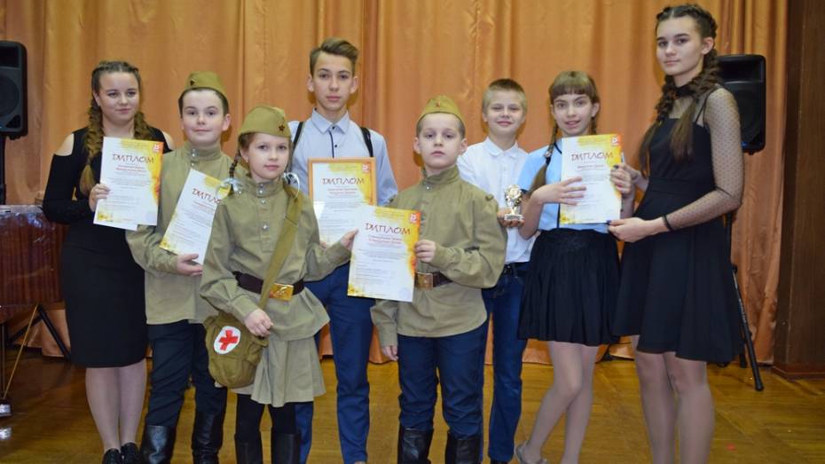 Хохольских школьников отметили на областном конкурсе чтецов «Нам не забыть о той войне»