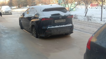 Водоканал объяснил, почему машины в Воронеже вмерзли в канализационные стоки