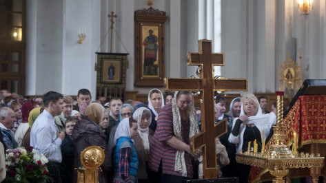 В Воронеж привезли крест с частицей ризы Господней