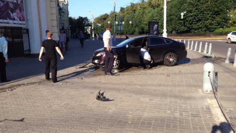В Воронеже водитель Mazda сбил ограждение у «Спартака»