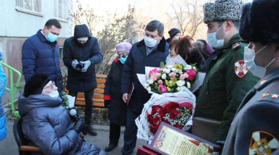 Персональный парад для 102-летнего ветерана организовали под Воронежем