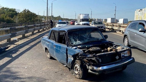 В Воронеже разбился ВАЗ-2107: пострадали 19-летний парень и 17-летняя девушка