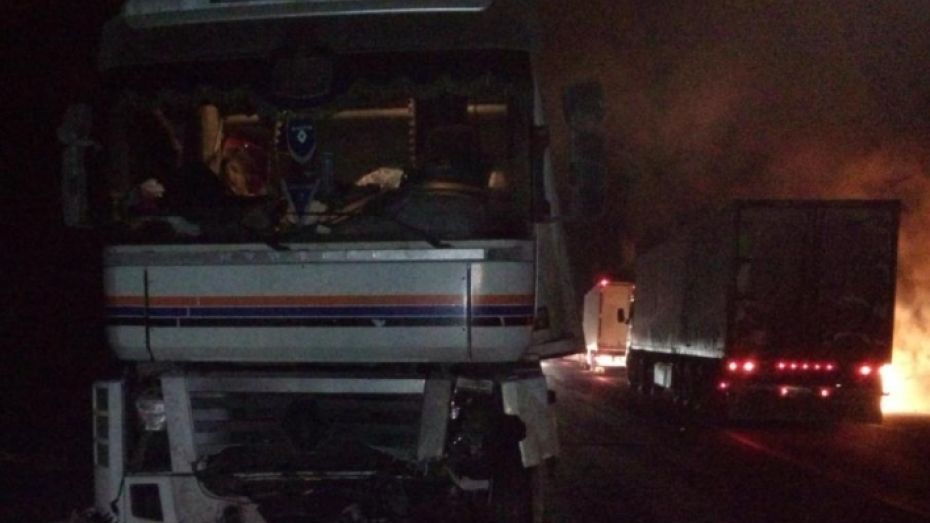 В Воронежской области в массовом ДТП с пожаром пострадали двое парней