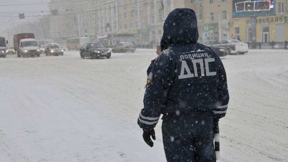 Воронежская полиция попросила автомобилистов быть внимательнее на дорогах из-за снегопада
