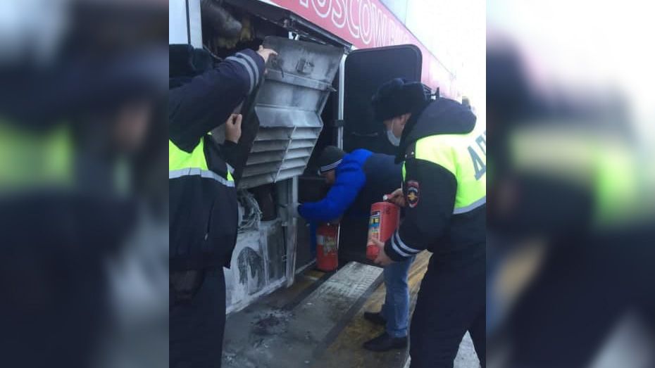 Богучарские госинспекторы потушили загоревшийся рейсовый автобус