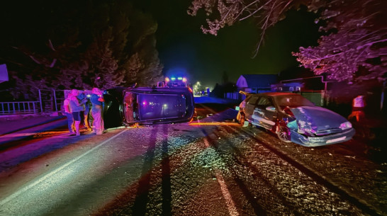 В Воронежской области кроссовер въехал в припаркованный ВАЗ: пострадали женщина и ее годовалый ребенок