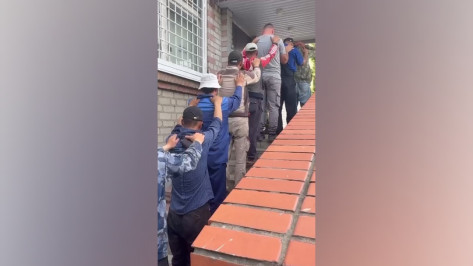 Рейд на нелегальных мигрантов на стройплощадках в Воронежской области сняли на видео