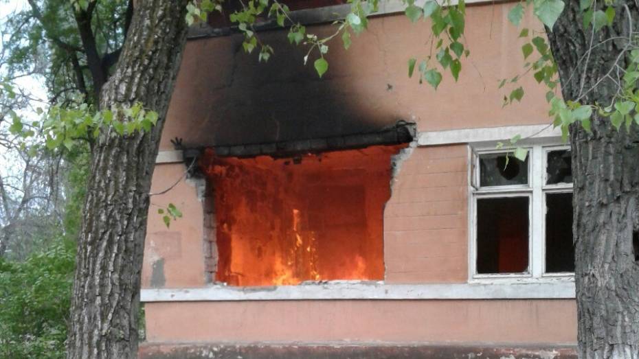 В Воронеже в заброшенном доме на улице Ленинградская сгорел мусор