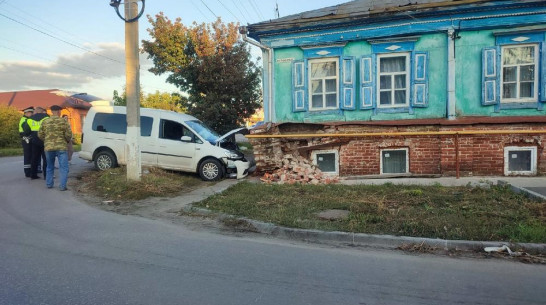 В Павловске пьяная автоледи врезалась в дом