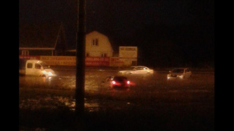 Вода столкнула в Воронеже 20 машин