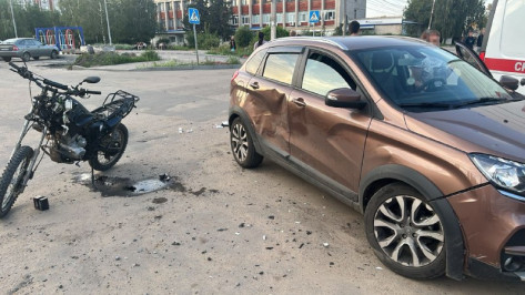 В Воронежской области Lada XRay врезалась в мотоцикл: пострадали трое подростков
