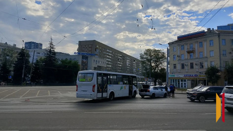 В Воронеже у «Галереи Чижова» утром 12 августа автобус №35 попал в ДТП