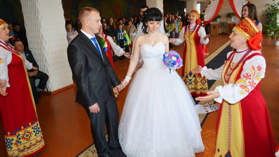 В Петропавловке молодожены вступили в брак по старинным традициям