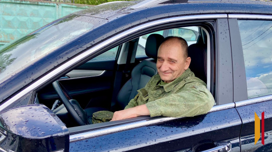Ветерану СВО из Воронежской области вручили автомобиль с ручным управлением