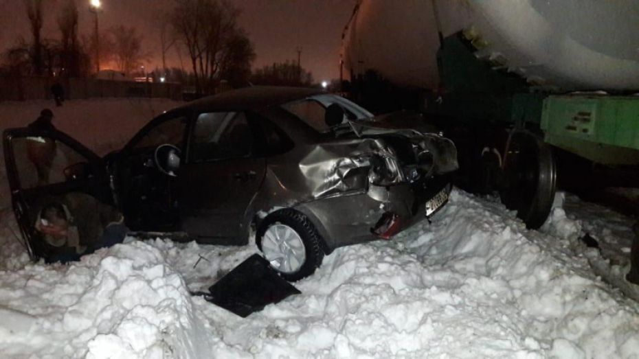 В Воронеже «Лада Гранта» влетела в товарный поезд: пострадал 49-летний пассажир автомобиля