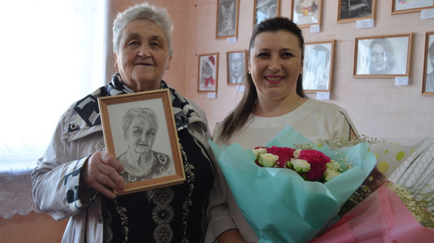 Художница из бутурлиновского села Озерки представила землякам экспозицию из более 100 работ