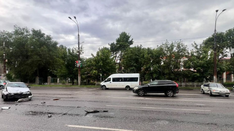 Два человека пострадали в тройном ДТП на улице 9 Января в Воронеже