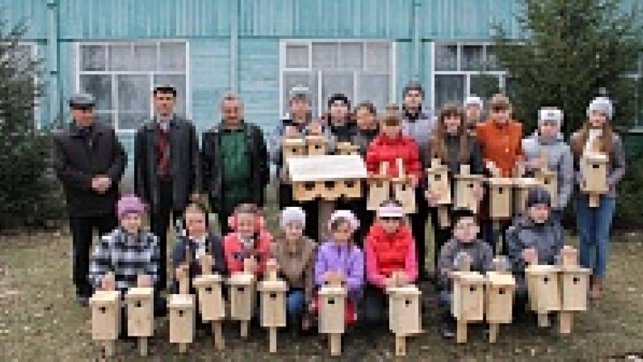 В Терновском районе школьники делают скворечники разной формы для разных птиц
