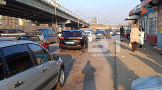 Воронежцы пожаловались на пробки в районе Остужевского кольца