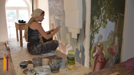 От земного к божественному: как в россошанском селе Новая Калитва расписывают Троицкий храм